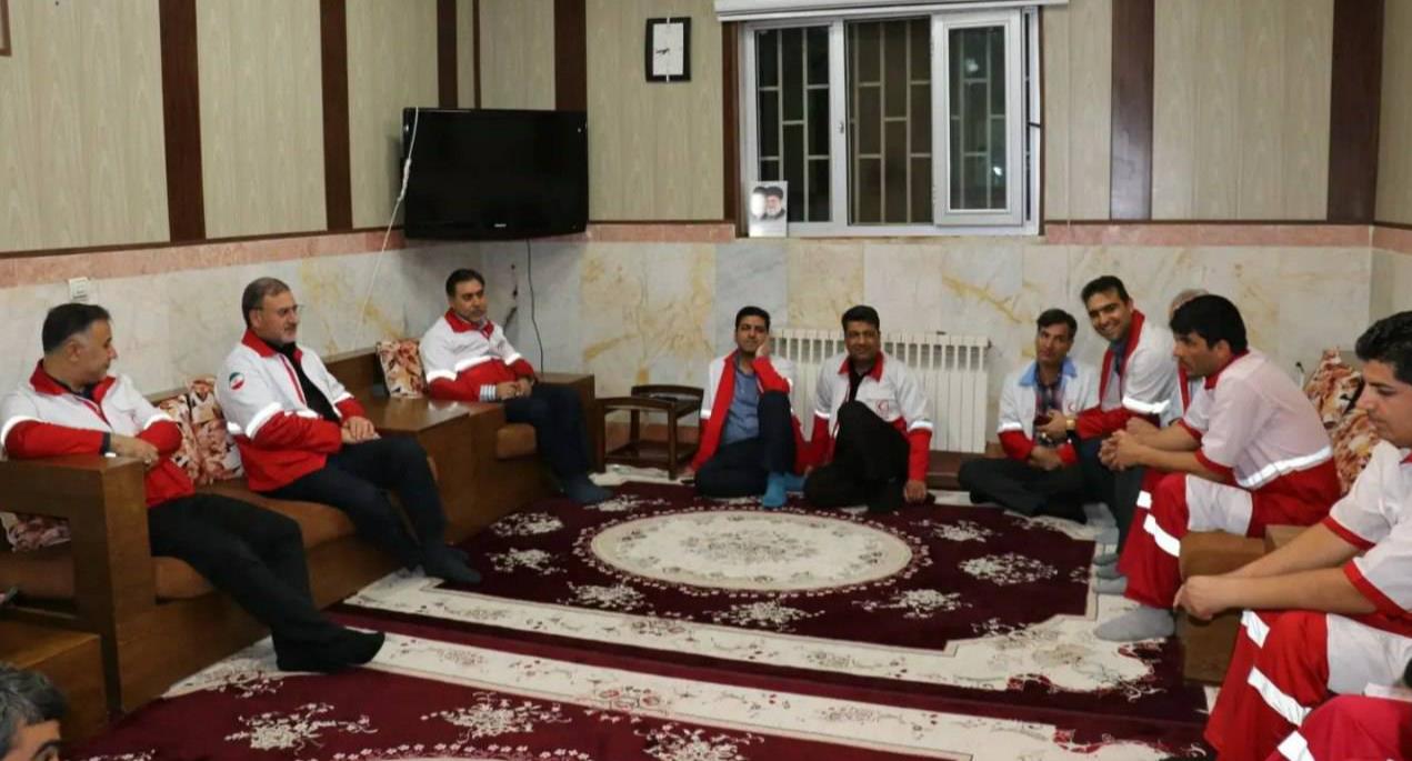 افطار در آزادراه تهران-ساوه/ گپ و گفت صمیمانه دبیرکل هلال‌احمر با امدادگران