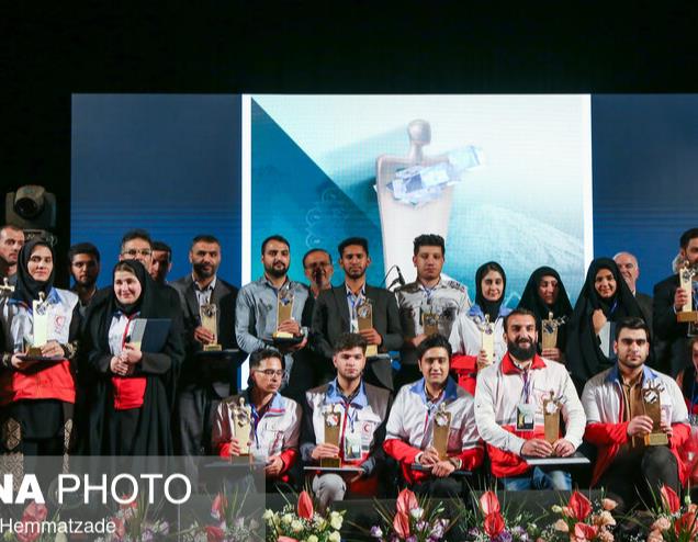 تقدیر از 10 جوان هلالاحمری در دوازدهمین آیین اعطای تندیس ملی فداکاری
