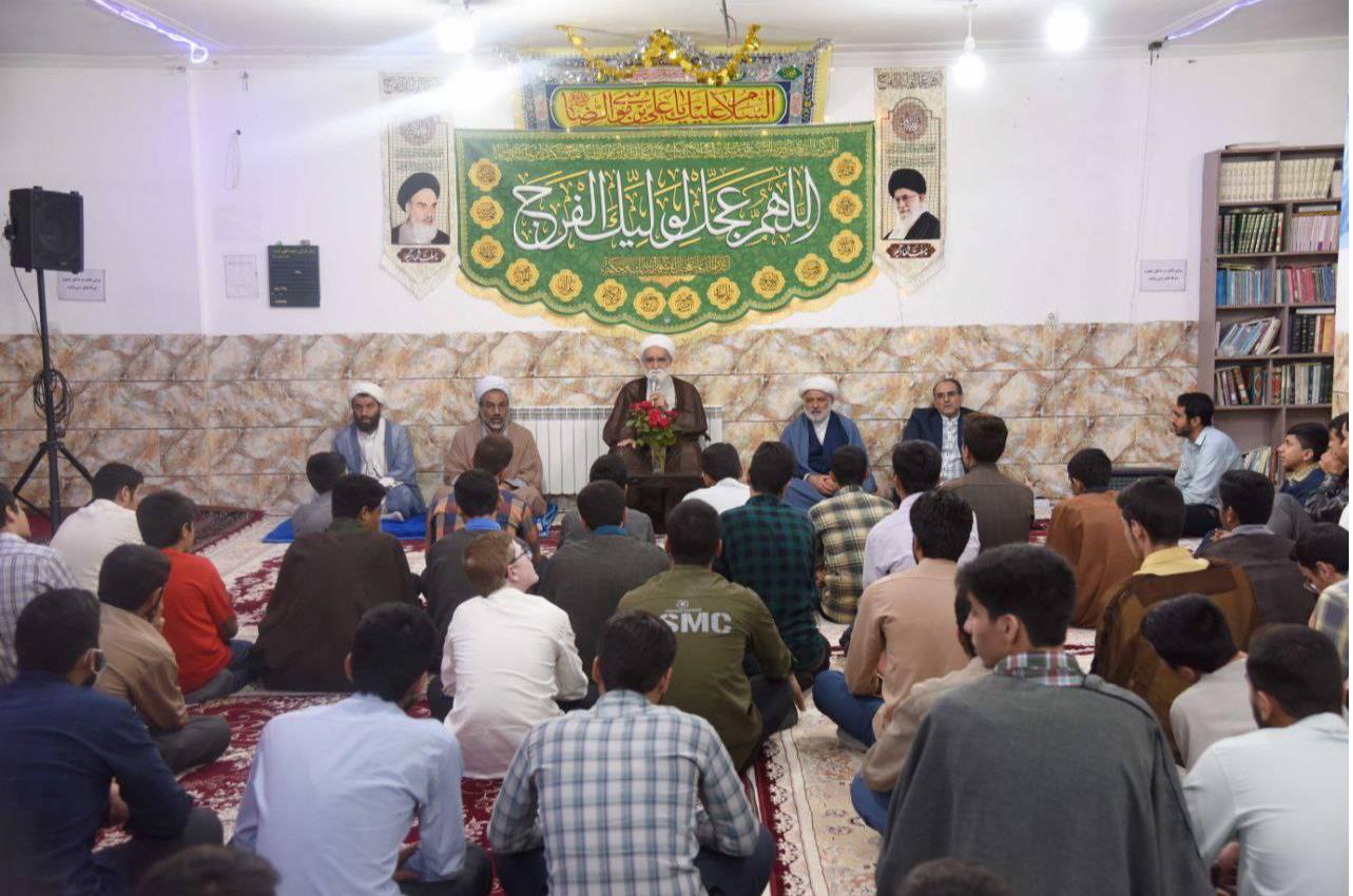 انس با قرآن و تدبر در آن لازمه جامعه به ویژه جوانان است