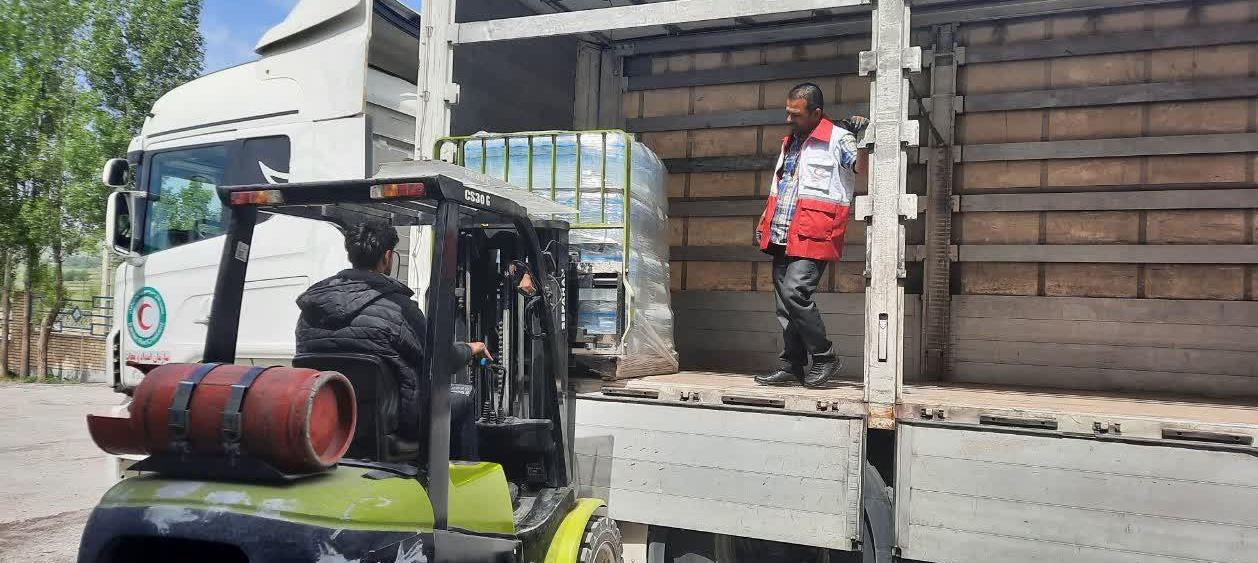 توزیع ۱۸۰ هزار بطری آب معدنی میان سیل زدگان اردبیل توسط هلالاحمر