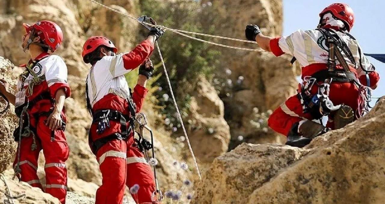امدادرسانی به ۵ طبیعتگرد گرفتار در ارتفاعات زردکوه چهارمحالوبختیاری