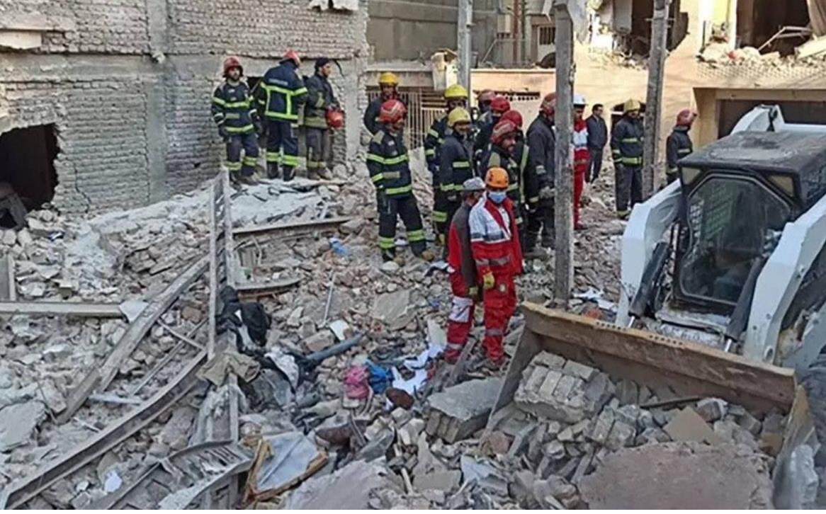 پایان عملیات جستوجو و نجات ریزش ساختمان در بهارستان/ یک خانم جان باخت، ۲ کودک زنده از آوار خارج شدند