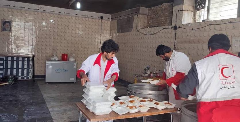 توزیع بیش از ۲ هزار پرس غذای گرم و ۷۰۰ بسته معیشتی بین نیازمندان سیستان و بلوچستان
