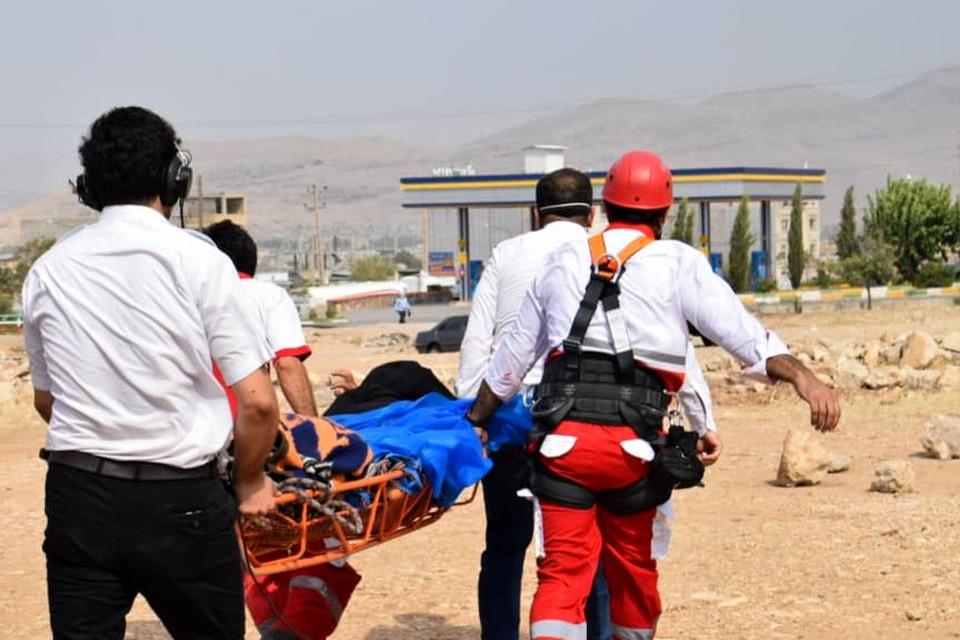 نجات جان ۳ زنجانی گرفتار در سیل توسط امدادگران هلال احمر