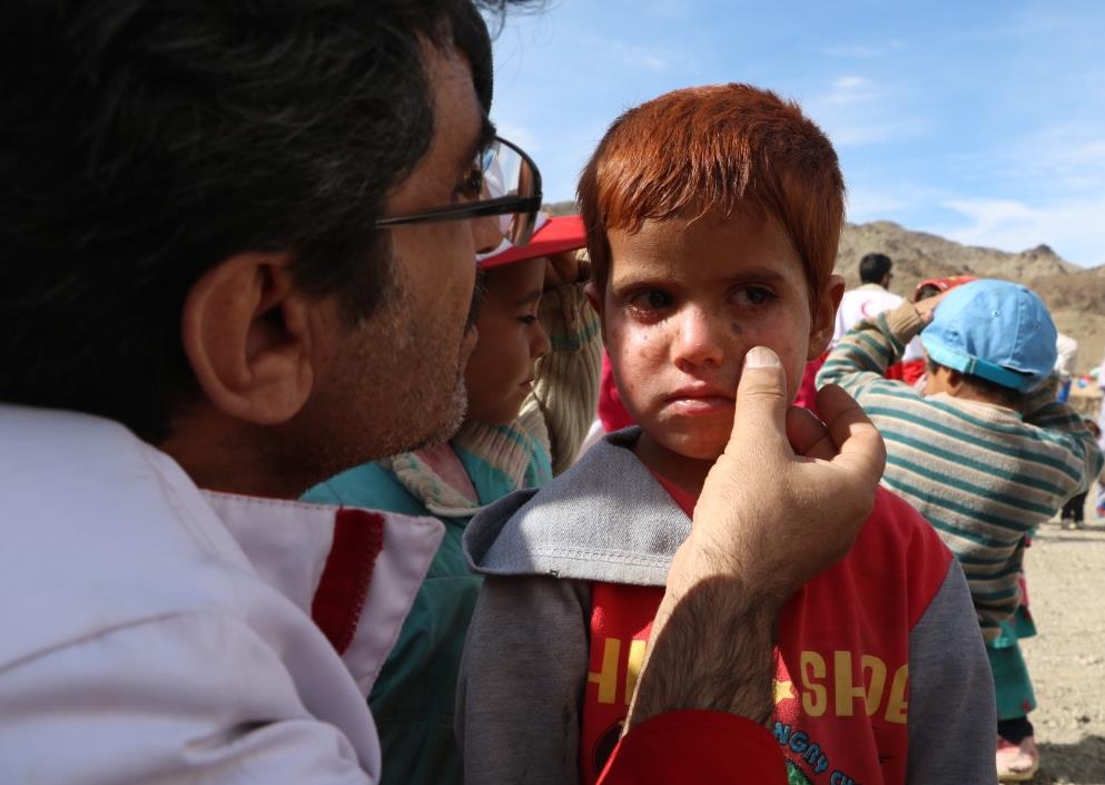 پایان زخم کودکان لُجُنگ/ خدمات هلال احمر در روستای مرزی خراسان‌جنوبی