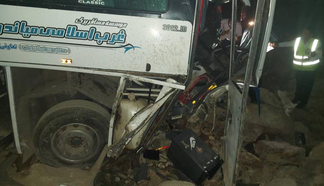 ۲۶ مصدوم و ۲ فوتی در برخورد اتوبوس با پراید
