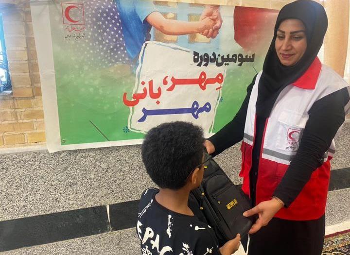 اهدای ۳۰۰ بسته لوازم التحریر در طرح «مهر بانی مهربانی» در بندرعباس