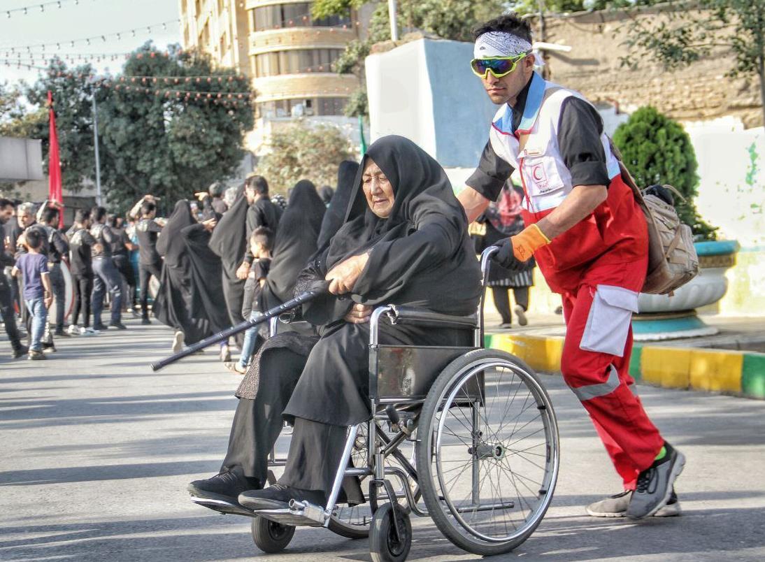 جوانان هلال احمر در خط مقدم خدمت رسانی به زائران امام رضا (ع)