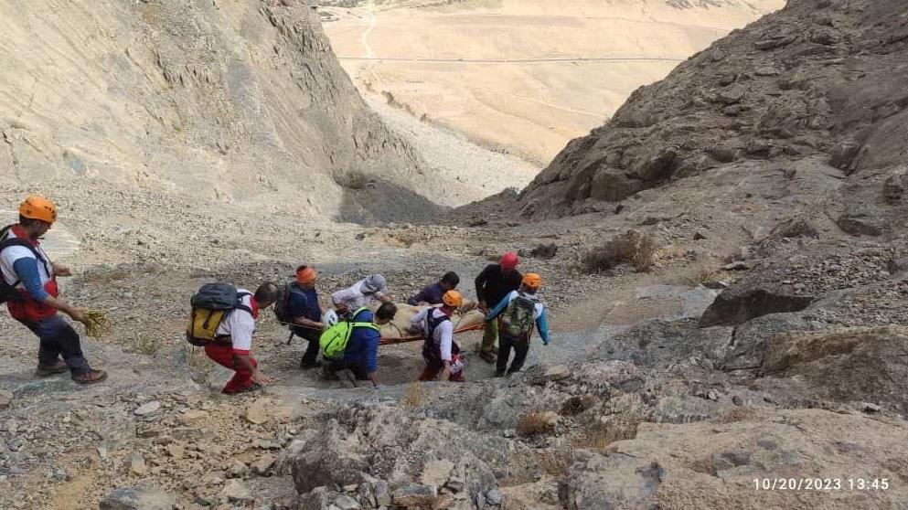 نجات کوهنورد اراکی در دیواره لجور توسط نجاتگران هلالاحمر