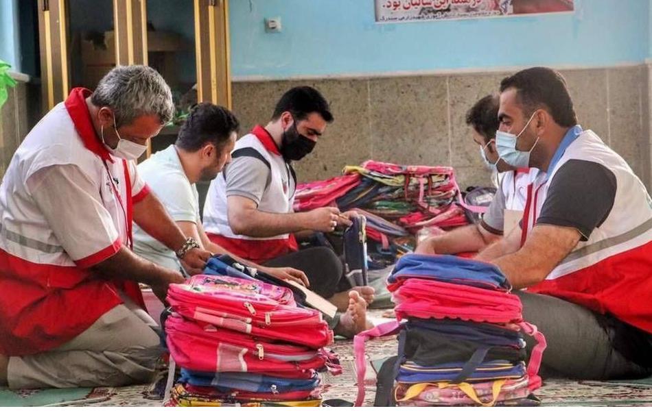 اهدای ۱۱۱۰ بسته لوازم التحریر به دانش آموزان کم برخوردار گلستانی