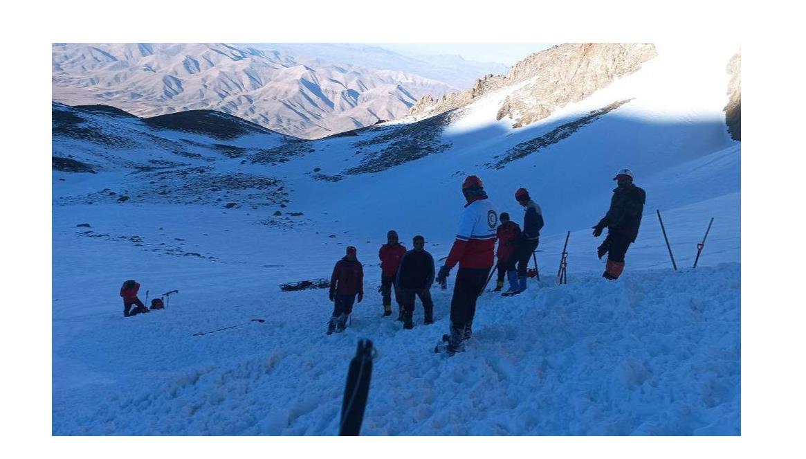 ۴ مصدوم حادثه بهمن اشترانکوه به مرکز درمانی منتقل شدند/ پیکر ۲ مفقودی در زیر بهمن پیدا شده و جستوجو برای یافتن سه مفقودی دیگر حادثه ادامه دارد
