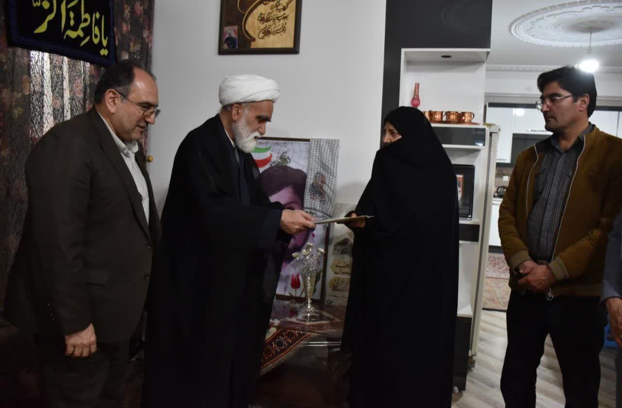 نماینده رهبر معظم انقلاب در هلال احمر با خانواده شهید علی ترک زاده دیدار کرد