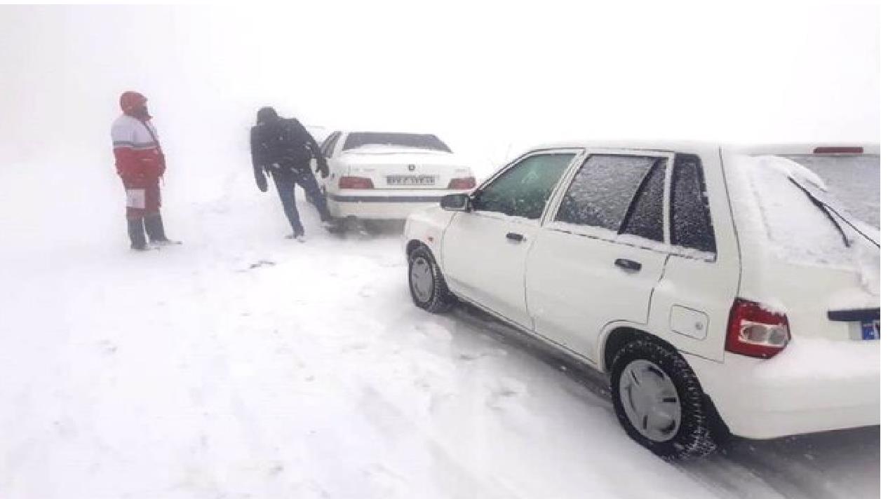 رهاسازی ۶۸ خودرو گرفتار در کولاک برف منطقه تاراز خوزستان