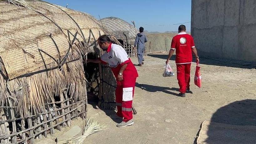 اهدای ۱۳۰بسته غذایی و لوازم التحریر توسط داوطلبان هلال احمر در جاسک