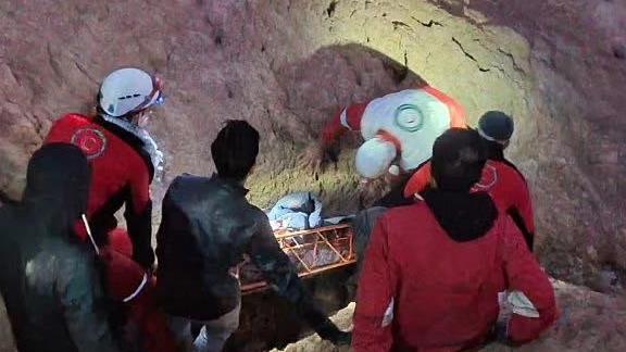 امدادرسانی نجاتگران‌ هلال احمر به پاراگلایدر سوار سقوط کرده در قم