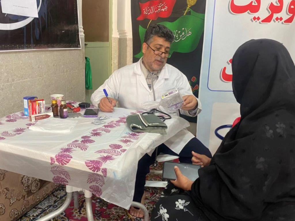 ویزیت رایگان ۲۴۳ نفر از اهالی یک محله کم برخودار در هرمزگان