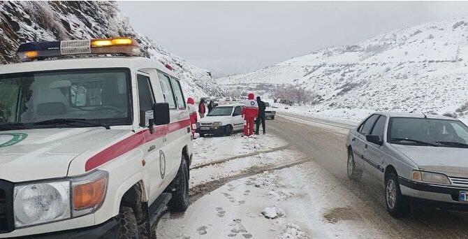 امدادرسانی به ۴۷ نفر از گرفتارشدگان در برف لرستان