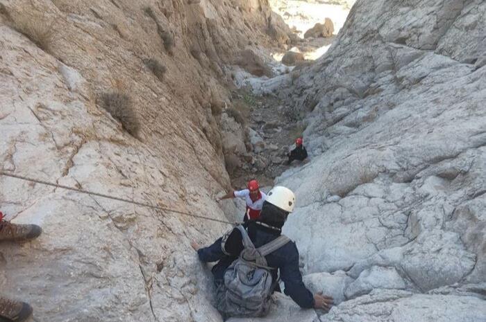 نجات ٢ نوجوان گرفتار شده در ارتفاعات جاده چالوس