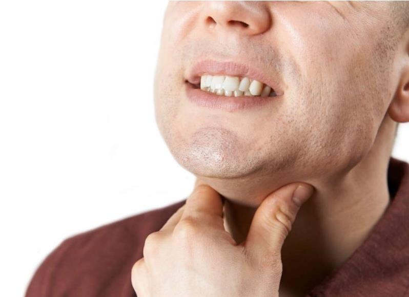 روش اجرای مانور هایملیخ در فردی که جسم خارجی در گلویش گیر کرده است