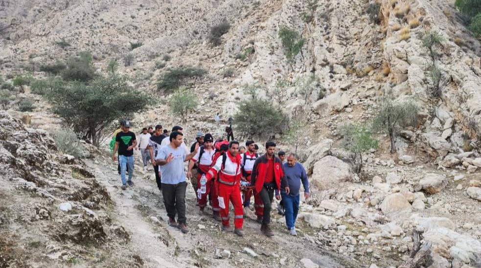 نجات جان طبیعت گرد مصدوم در ارتفاعات قیروکارزین توسط امدادگران