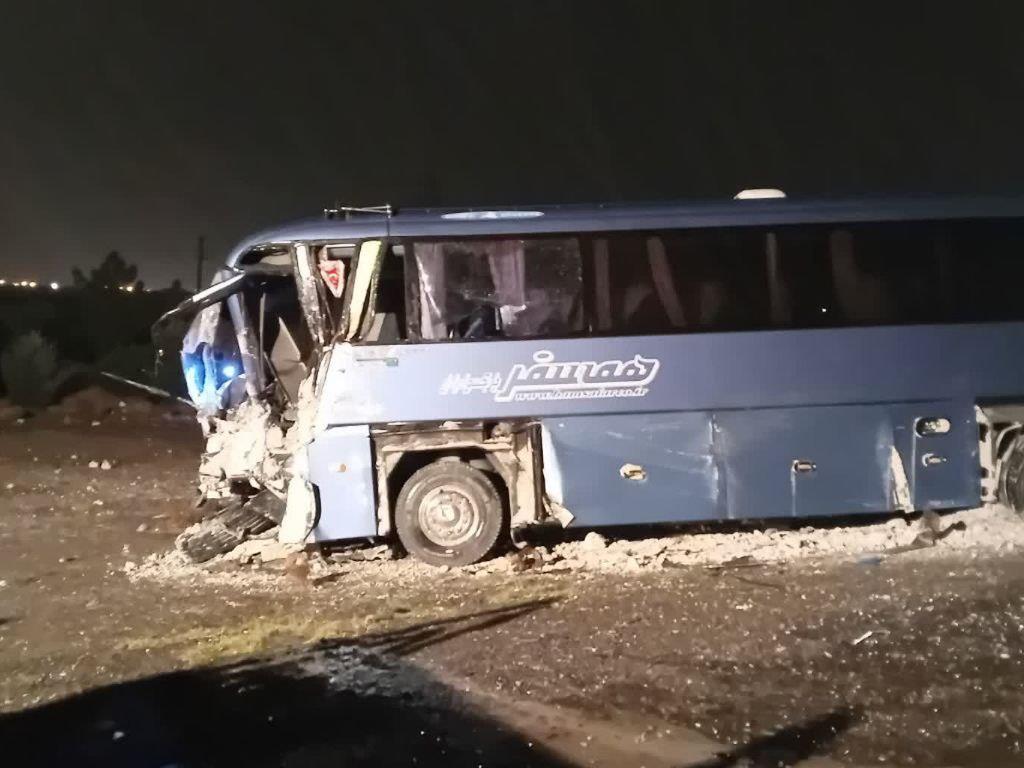 امدادرسانی هلال احمر به تصادف تریلی با اتوبوس در آزادراه کاشان-قم