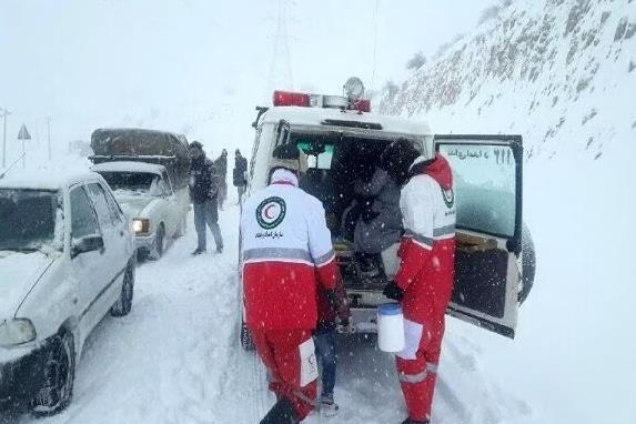 امدادرسانی هلالاحمر آذربایجانغربی به ٢۵٠ نفر در برف و کولاک