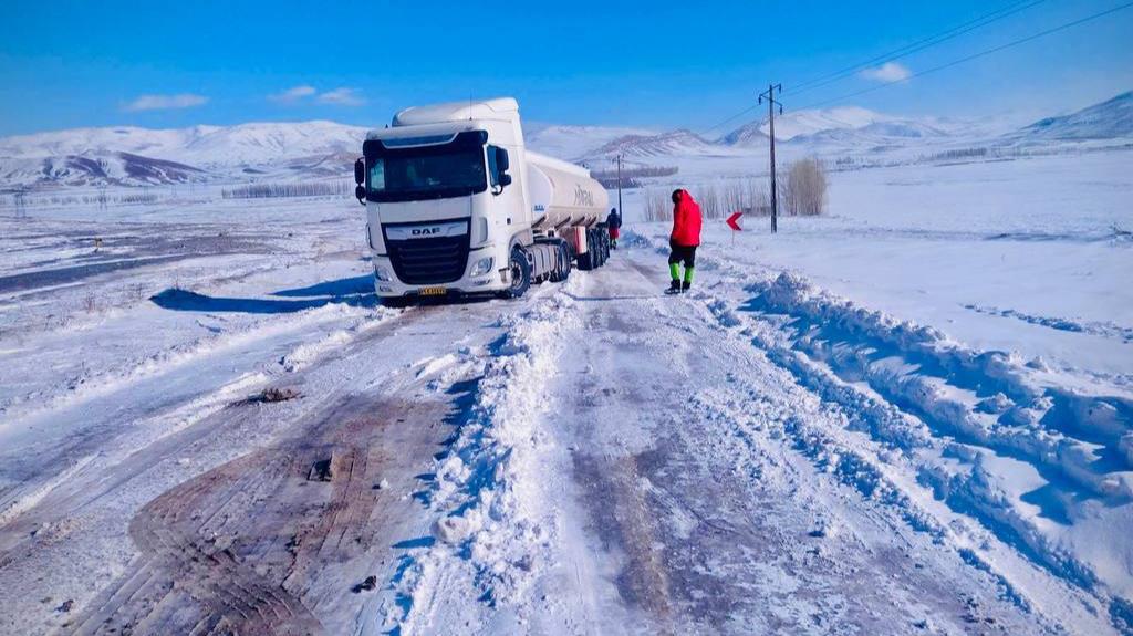 امدادرسانی به ۱۰۰ نفر از متاثرین برف و کولاک در اشنویه