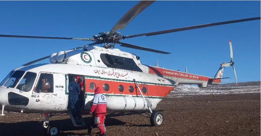 بالگرد هلالاحمر گیلان به مردم در روستاهای گرفتار در برف شهرستان رودسر امدادرسانی کرد