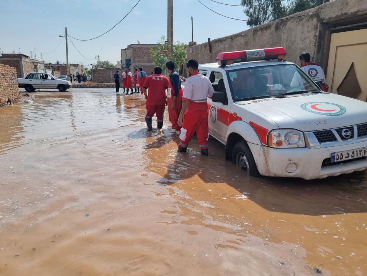 امدادرسانی به بیش از ۱۳۰۰ نفر متاثر از سیل و آبگرفتگی/امدادرسانی ۱۶ تیم سیلاب هلال‌احمر خراسان‌جنوبی در سیل زیرکوه