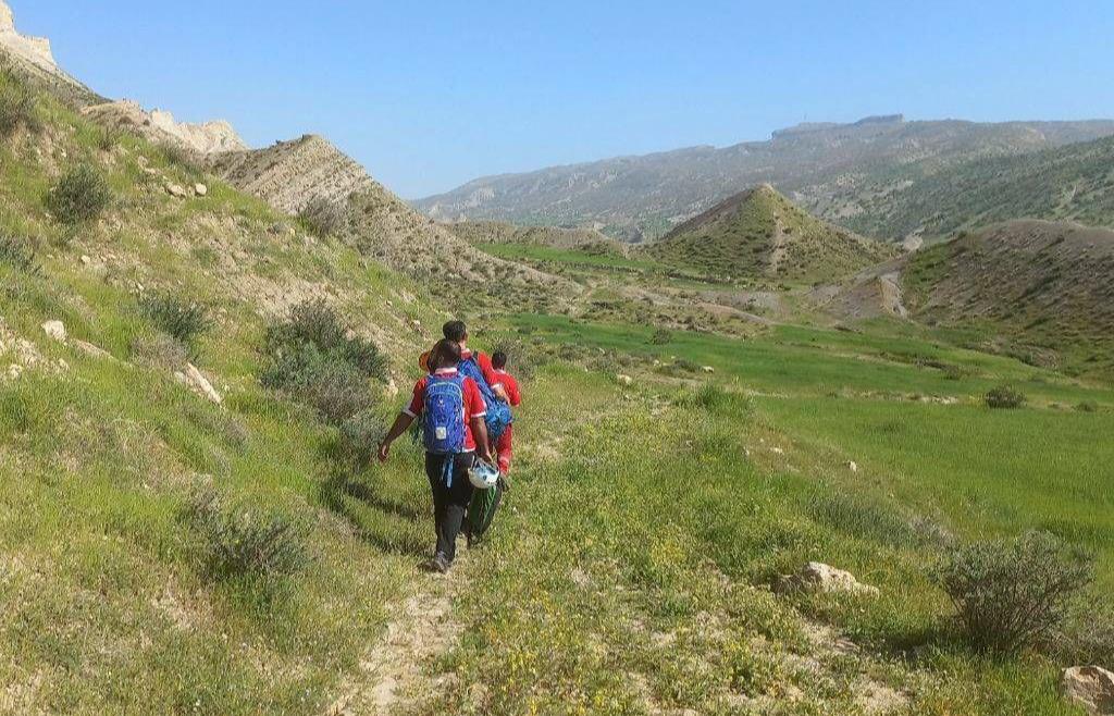 نجات طبیعتگرد مجروح در ارتفاعات شهرستان آبدانان توسط هلال احمر