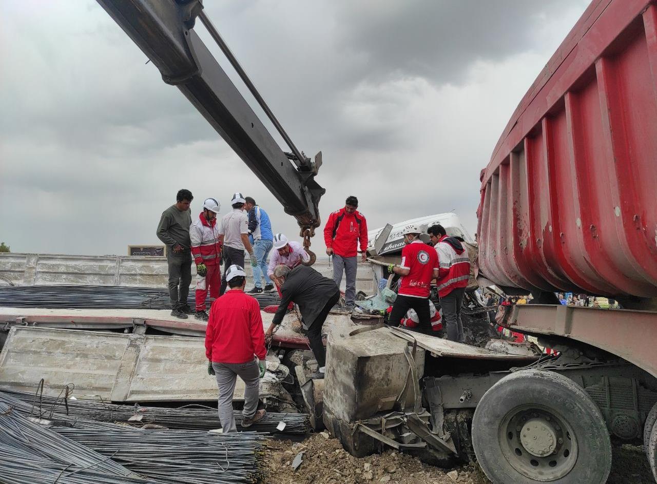 تصادف کامیون با پژو 405، جان 4 نفر را گرفت