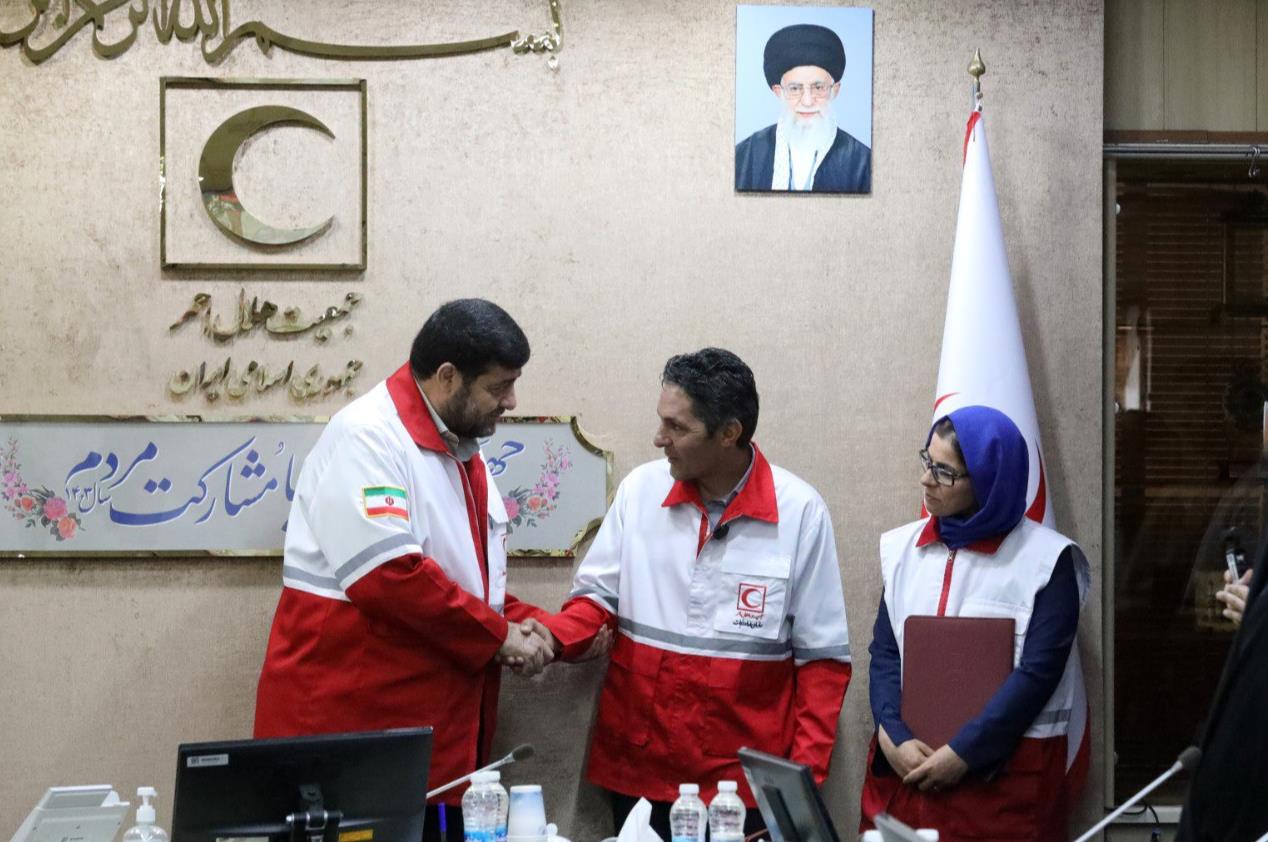 دیدار و تجلیل رئیس و دبیرکل هلال‌احمر از ناجی "یسنا"