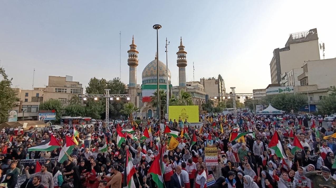 مراسم استقبال مردمی از خانوادههای شهدا و بازماندگان غزه در میدان فلسطین تهران