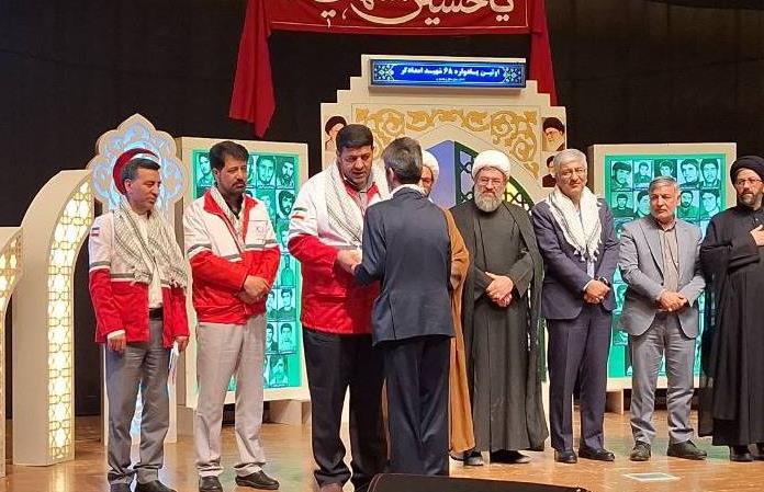 تجلیل از خانواده شهید على لندى در یادواره شهداى امدادگر