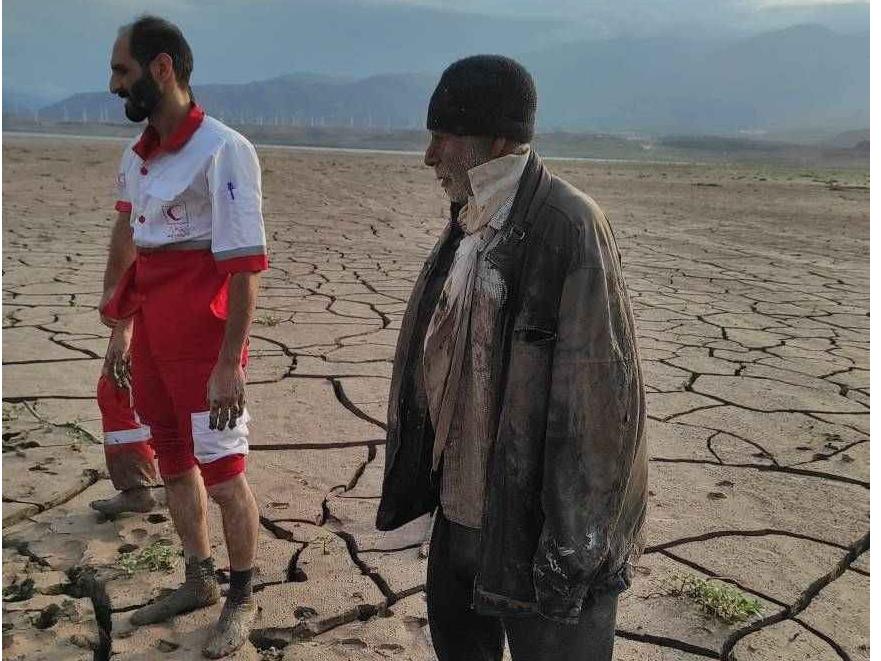 امداد رسانی نجاتگران هلال احمر به پیرمرد ۸۵ ساله