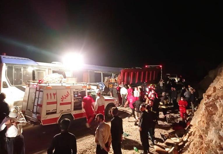 ۳ فوتی در حادثه برخورد اتوبوس زائران پاکستانی با تریلر در جاده نیریز/ 48 مصدوم حادثه توسط نجاتگران هلالاحمر امدادرسانی شدند