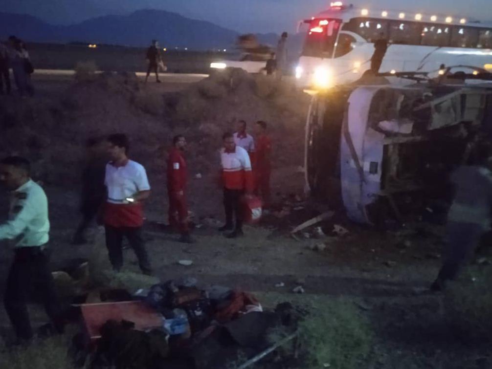 ۱۹ مصدوم بر اثر واژگونی اتوبوس در جاده شیراز به سروستان