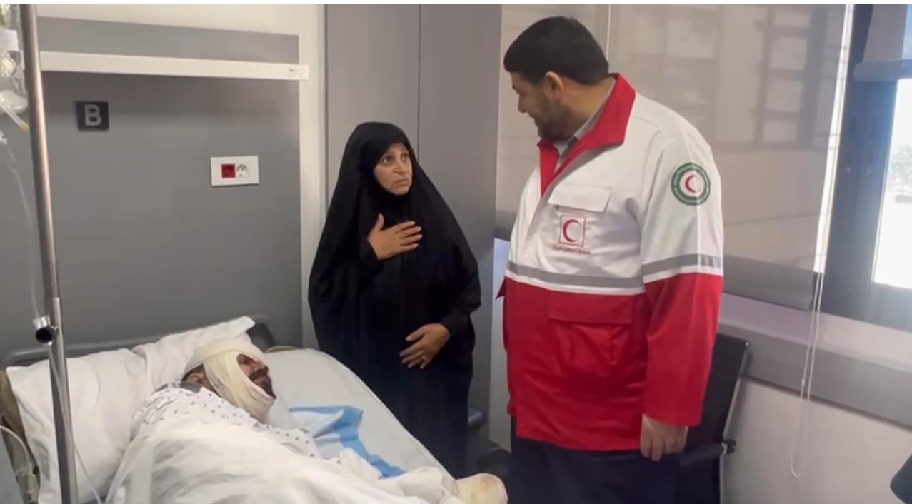 عیادت رئیس هلالاحمر کشورمان از مجروحان حادثه تروریستی لبنان