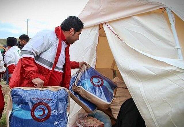 توزیع اقلام امدادی میان سیلزدگان میرآباد