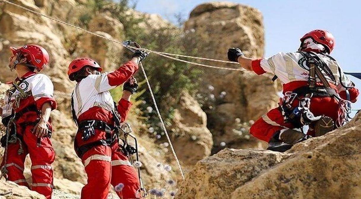 عملیات نجات هوایی کوهنورد سقوط کرده در ارتفاعات درکه توسط هلال احمر استان تهران
