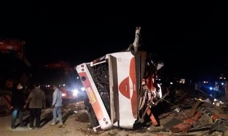واژگونی اتوبوس در جاده زاهدان به زابل/ نجات ۴ سرنشین محبوس در کابین اتوبوس