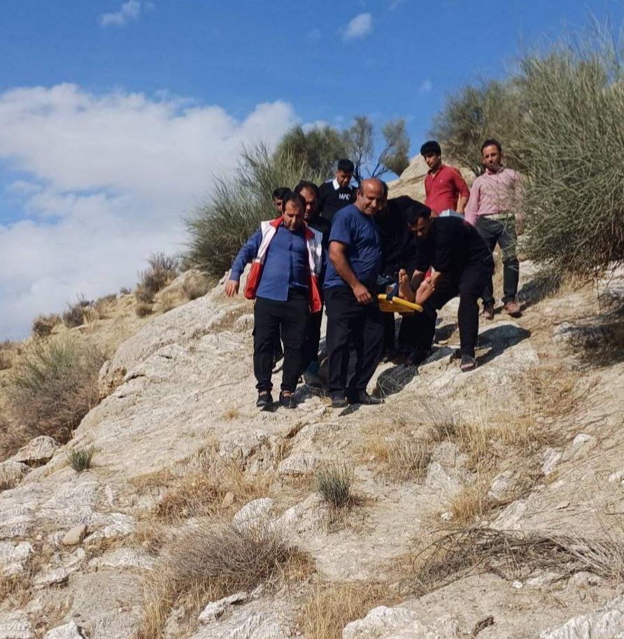 تلاش نجاتگران هلالاحمر برای نجات جان مرد ۶۷ ساله