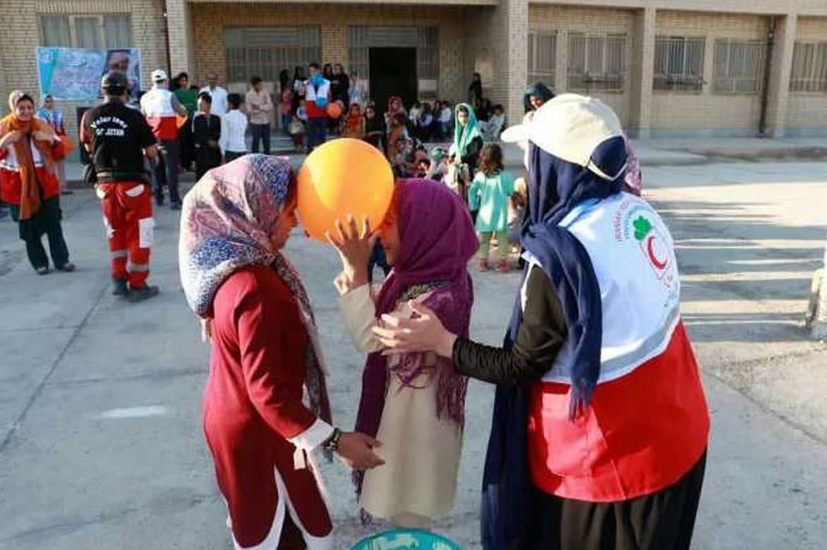 باز هم بر لباس قرمزم بوسه میزنم