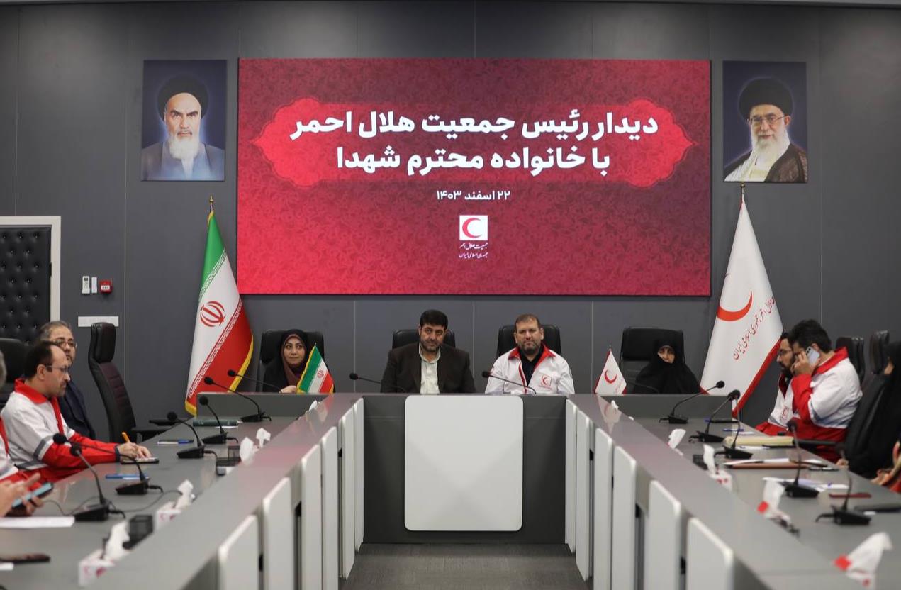 دیدار رئیس هلال‌احمر با کارکنان فرزند شهید این جمعیت/ دکتر کولیوند: زنده نگه‌داشتن نام و یاد شهدا فضیلت فروان به همراه دارد