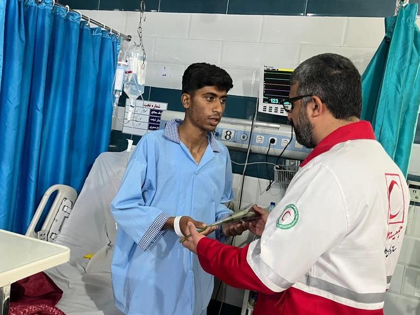 دیدار رئیس سازمان داوطلبان هلالاحمر با خانوادههای جانباختگان حادثه بندر شهید رجایی و عیادت از مصدومان