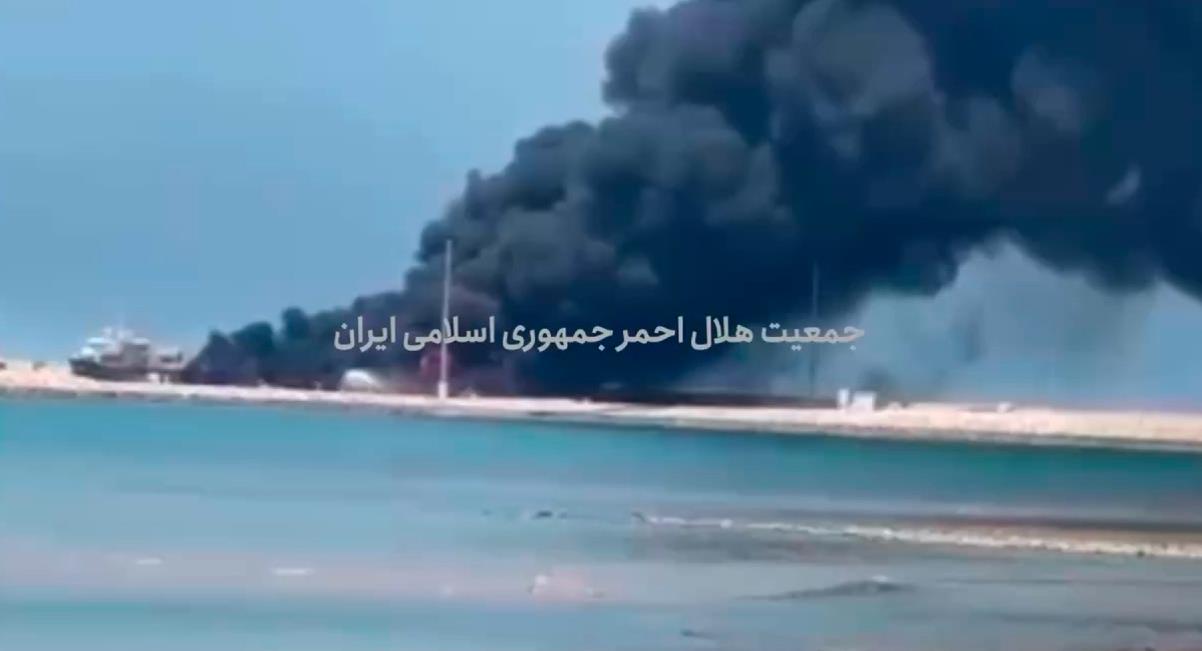 آتش‌سوزی در کشتی حامل متانول در بندر دیر / ۳ نفر جان باختند