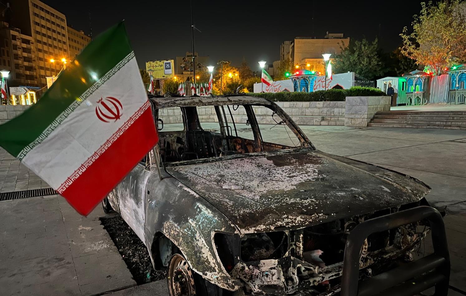 ما ایستاده‌ایم؛ نصب پرچم پرافتخار ایران روى آمبولانس هلال احمر مورد حمله موشک‌های رژیم صهیونیستی