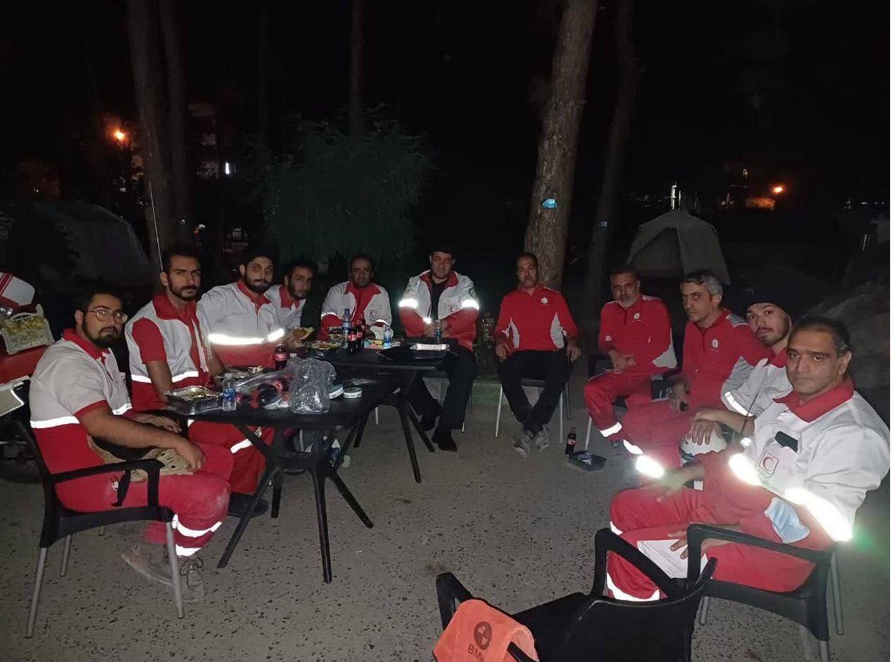 رئیس هلال‌احمر در کنار امدادگران