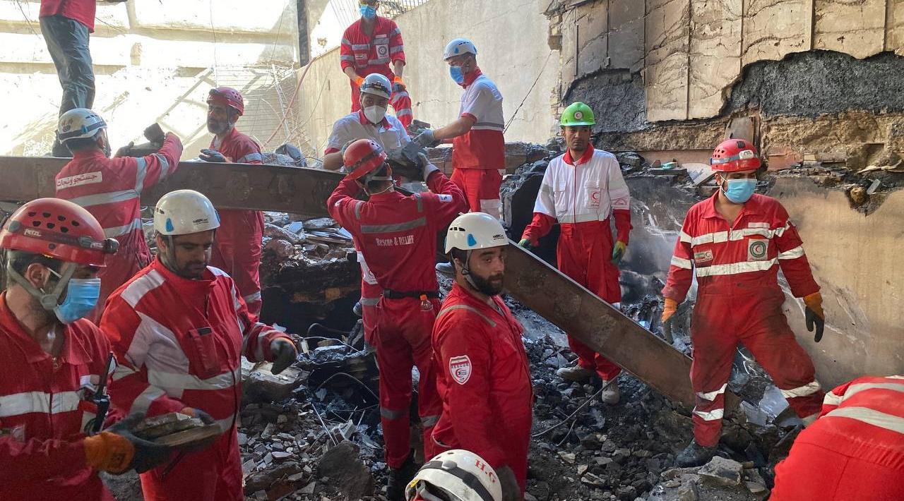 امدادگران هلال‌احمر در خط مقدم آواربرداری و جستجوی مفقودین