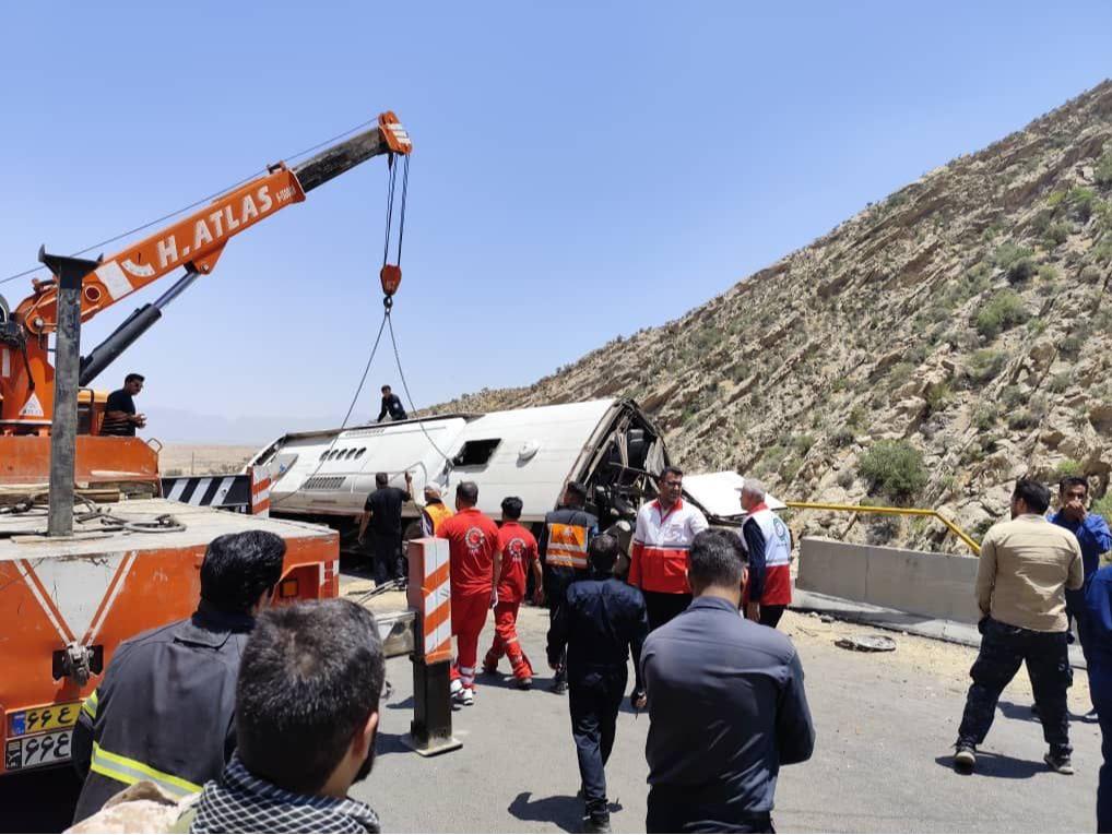 افزایش شمار مصدومان حادثه واژگونی اتوبوس در جاده فیروزآباد – کوار / ۲۱ فوتی و 36 مصدوم